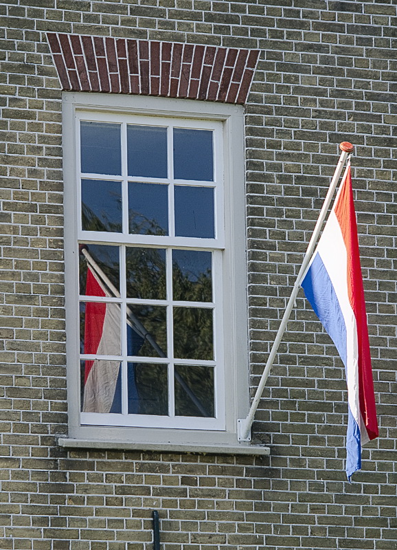 Holland 04-2014 ---20140426_0053.jpg - Heute feiern die Holländer den Geburtstag ihres Königs. Jeder Holländer der was auf sich hält hat die holländische Nationalfahne vor senem Haus angebracht